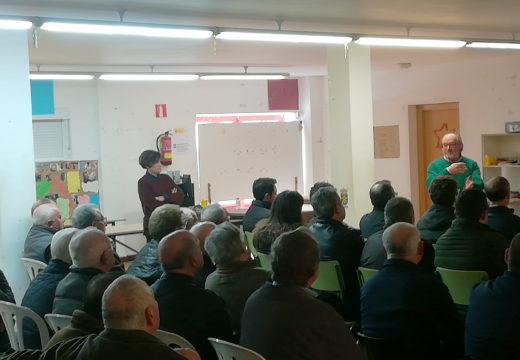 Un cento de persoas participaron na reunión informativa sobre o parque eólico de Ardemil organizada polo PSOE de Ordes